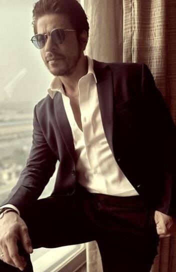 लिस्ट में चौथे नंबर पर बॉलीवुड के किंग यानी शाहरुख खान का नाम शामिल है.  शाहरुख भारत में सबसे अमीर एक्टर हैं, और पूरी दुनिया में चौथे नंबर पर आते हैं. इन्होंने टॉम क्रूज और जैकी चैन को भी पीछे छोड़ दिया है. रिपोर्ट्स के मुताबिक, शाहरुख खान की प्रॉपर्टी साल 2023 तक 770 मिलियन डॉलर यानी करीब 6300 करोड़ रुपये के आस-पास है.