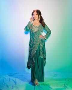 Madhuri Dixit : प्रिन्सेस लूकमध्ये दिसली माधुरी दीक्षित; चाहते घायाळ!