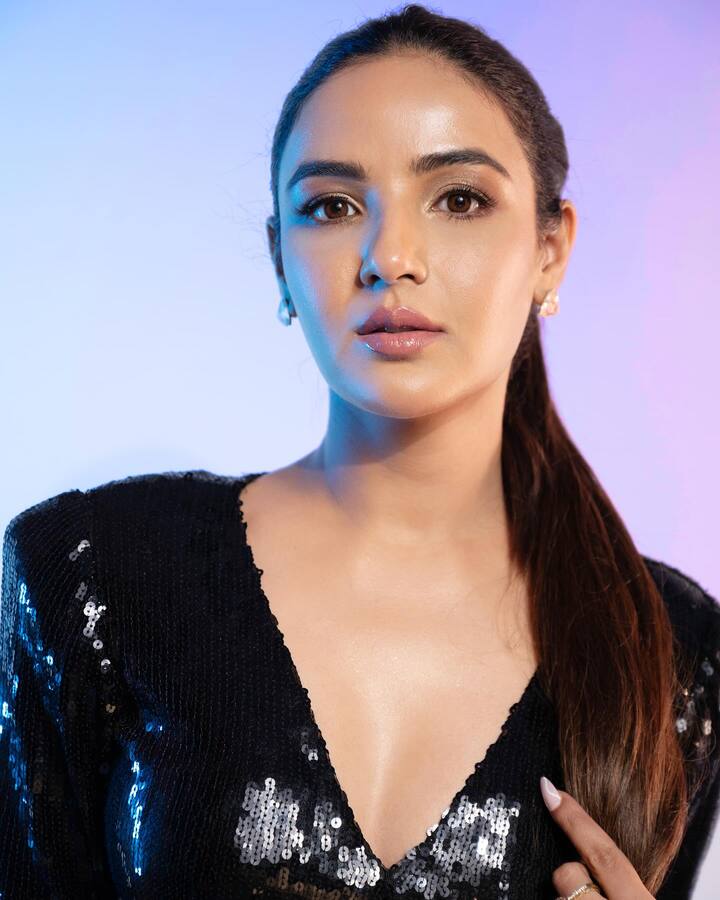 ज्यात ती कळाया रंगाच्या ड्रेस मध्ये खूप सुंदर दिसत आहे. (photo:jasminbhasin2806/ig)