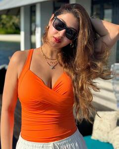 Sonarika Bhadoria: ఆరెంజ్ డ్రెస్ లో సోనారిక- అందాలతో కనువిందు