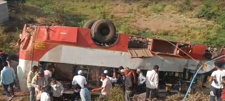 परभणीच्या जिंतुर तालुक्यातील अकोली येथे जिंतूरहुन सोलापूरला जात असलेली बस नदीच्या पुलावरून खाली कोसळली आहे. (Photo Credit : Reporter/Parbhani)