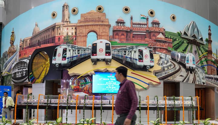 दिल्ली मेट्रो में सफर करने के दौरान कुछ ऐसी चीजे हैं, जिन पर पूरी तरह से प्रतिबंध है. यानी इन चीजों को लेकर आप नहीं जा सकते हैं.