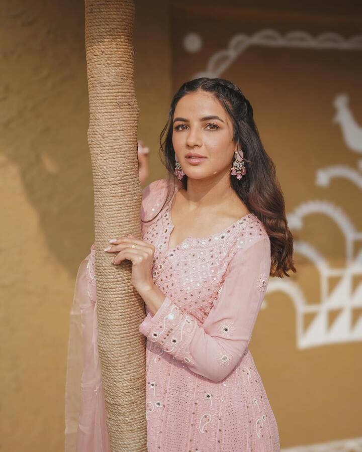 टशन-ए-इश्क , दिल से दिल तक आणि नागिन या मालिकांमध्ये जास्मिननं प्रमुख भूमिका साकारली.(photo:jasminbhasin2806/ig)