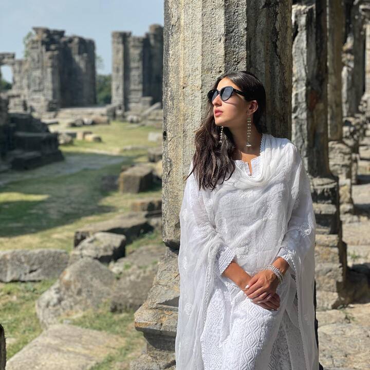 अगर आप चाहें, तो सफेद रंग की चिकनकारी सूट को भी स्टाइल कर सकती हैं. इसके साथ आप सारा अली खान की तरह सन ग्लासेज और लॉन्ग झुमकी ट्राई कर सकती हैं.