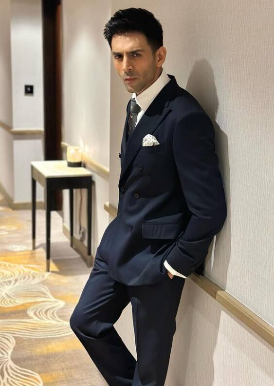 कार्तिक आर्यन जल्द ही फिल्म चंदू चैंपियन में नजर आने वाले हैं. इस फिल्म के लिए एक्टर के अपने बालों को कटवा दिया है.