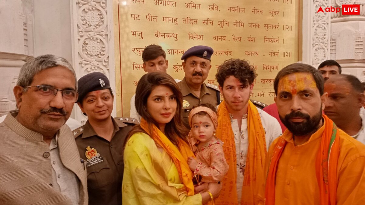 Priyanka Chopra In Ayodhya: पति निक जोनस और बेटी मालती के साथ अयोध्या पहुंचीं प्रियंका चोपड़ा, ट्रेडिशनल अवतार में दिखा कपल