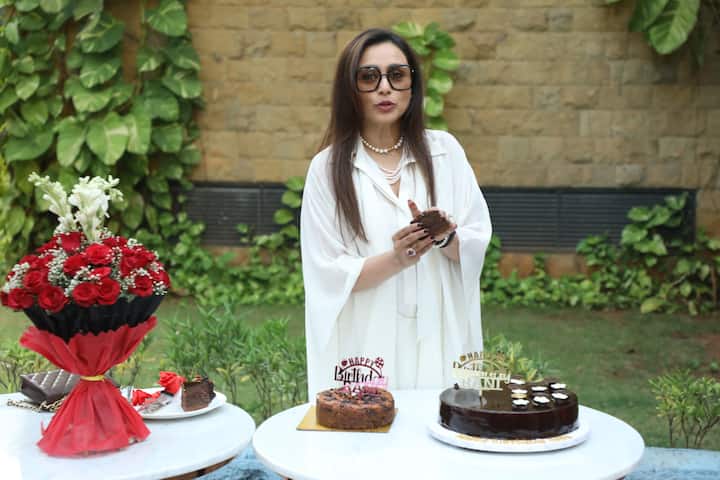 रानी मुखर्जी ने अपनी सबसे बड़ी मुस्कान के साथ फोटोग्राफरों के सामने जन्मदिन का केक काटा।
