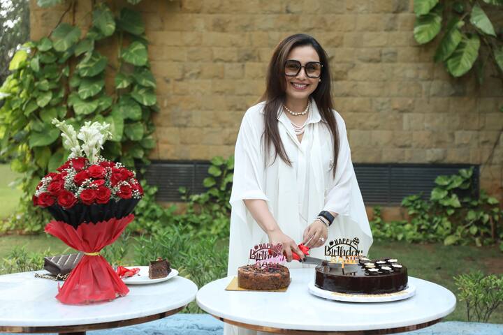 While celebrating her birthday, Rani Mukherjee also fed cake to the paparazzi.  Let us tell you, Rani Mukherjee's birthday is on 21st March.  A media page has shared these pictures of Rani on its Instagram account.  In which she is celebrating the film and her birthday with the paparazzi.