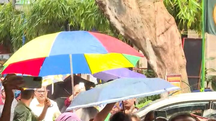 সঙ্গে ৪০-৫০ কিলোমিটার বেগে দমকা ঝোড়ো হাওয়া বইতে পারে। আগামী কালও দফায় দফায় বৃষ্টিতে ভিজতে পারে শহর থেকে জেলা।