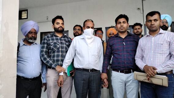 Punjab news: ਵਿਜੀਲੈਂਸ ਨੇ ਵਾਕਫ ਬੋਰਡ ਦੇ ਈਓ ਨੂੰ ਰਿਸ਼ਵਤ ਲੈਂਦਿਆਂ ਕੀਤਾ ਕਾਬੂ Punjab news: ਵਿਜੀਲੈਂਸ ਨੇ ਵਾਕਫ ਬੋਰਡ ਦੇ ਈਓ ਨੂੰ ਰਿਸ਼ਵਤ ਲੈਂਦਿਆਂ ਕੀਤਾ ਕਾਬੂ