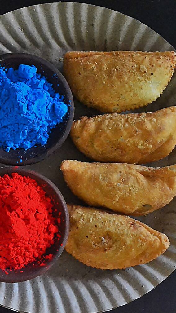 Steps To Prepare Kesar Gujiya On Holi