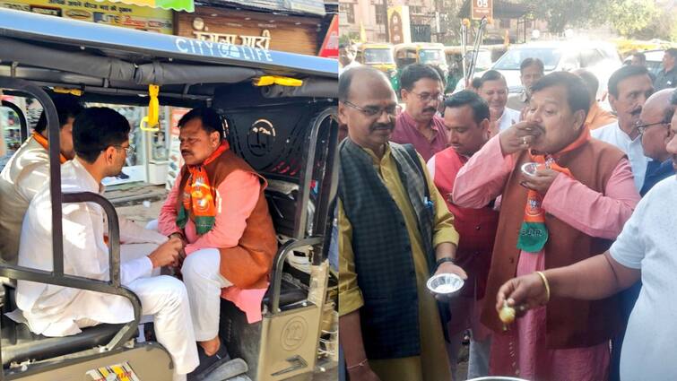 MP energy minister Pradyuman Singh Tomar e rickshaw Ride DURING BOOTH VIJAY SANKALP ABHIYAN ann MP के ऊर्जा मंत्री प्रद्युम्न तोमर ने की ई-रिक्शा की सवारी, बूथ विजय संकल्प अभियान में हुए शामिल