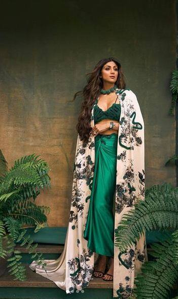 ਅਭਿਨੇਤਰੀ ਨੇ ਆਪਣੇ ਨਵੀਨਤਮ ਪਹਿਰਾਵੇ ਦੇ ਨਾਲ ਆਪਣੀਆਂ ਤਸਵੀਰਾਂ ਇੰਸਟਾਗ੍ਰਾਮ 'ਤੇ ਸ਼ੇਅਰ ਕੀਤੀਆਂ ਹਨ। ਇਨ੍ਹਾਂ ਤਸਵੀਰਾਂ ਨੂੰ ਸੈਲੇਬਸ ਸਮੇਤ ਪ੍ਰਸ਼ੰਸਕਾਂ ਦਾ ਕਾਫੀ ਪਿਆਰ ਮਿਲ ਰਿਹਾ ਹੈ।