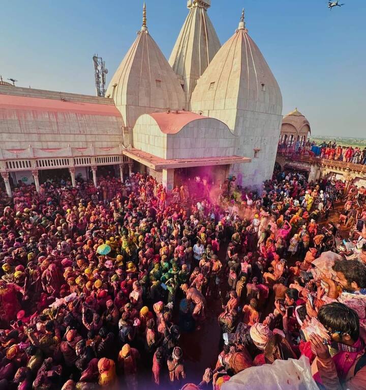 ब्रज की होली उत्सव दुनिया भर में अपनी अनोखी छटा के लिए विश्व प्रसिद्ध है जिसमें अनेकों फिल्मी गाने भी बने जिन्हे आम तौर आप गुनगुनाते रहते है. होली के अवसर पर दूर-दूर से लोग ब्रज में पहुंचते हैं और होली उत्सव के रंग में रंग जाते हैं.