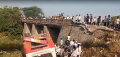 Parbhani Bus Accident : परभणी जिल्ह्यात भीषण अपघात, पुलावरून बस कोसळली...