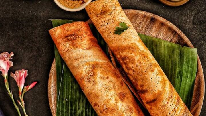 தோசை மாவு புளித்துவிட்டால் மாவில் 3 டம்ளர் தண்ணீர் ஊற்றி சிறிது நேரம் கழித்து மேலே தனியாக வரும் தண்ணீரை எடுத்துவிட்டால் புளிப்புத்தன்மை நீங்கிவிடும்.