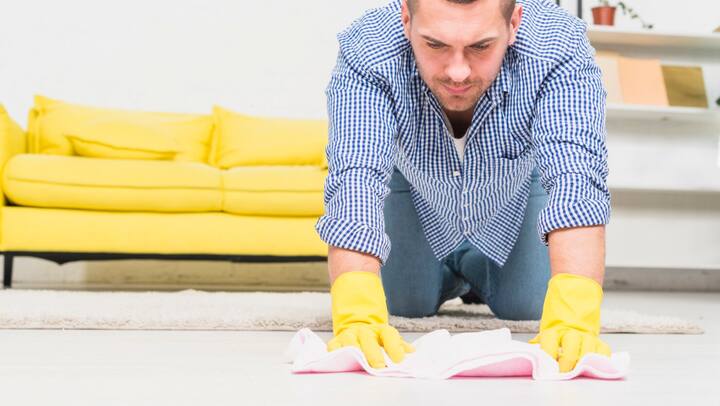 सिरका और पानी: एक स्प्रे बोतल में सिरका और पानी को बराबर मात्रा में मिलाएं और टाइल्स पर स्प्रे करें. कुछ देर बाद, इसे साफ पानी से धो दें.