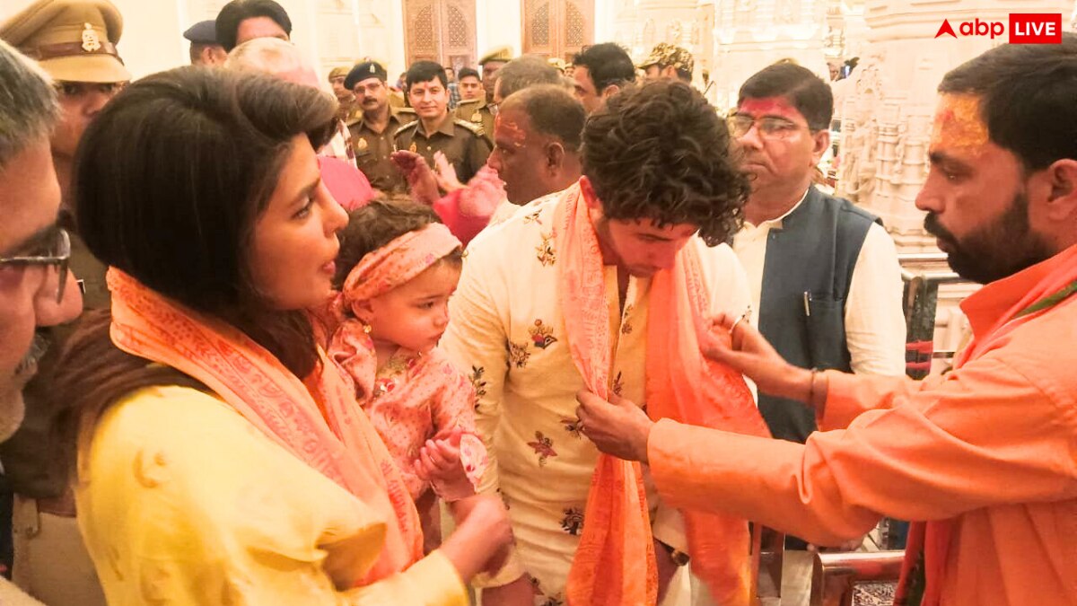 Priyanka Chopra In Ayodhya: पति निक जोनस और बेटी मालती के साथ अयोध्या पहुंचीं प्रियंका चोपड़ा, ट्रेडिशनल अवतार में दिखा कपल