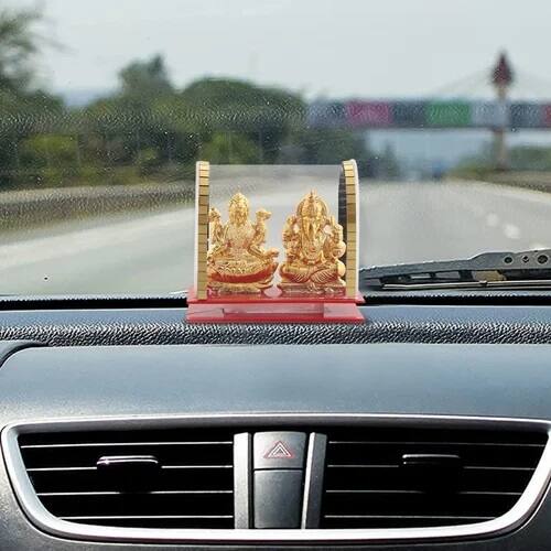 Vastu Tips: વાસ્તુનો આપણા જીવન સાથે ખૂબ જ ઊંડો સંબંધ છે. જો તે વાસ્તુ અનુસાર કરવામાં ના આવે તો તે યોગ્ય પરિણામ આપતું નથી. આવો જાણીએ કારમાં ભગવાનની કઈ મૂર્તિ કે ફોટો મૂકવો જોઈએ.