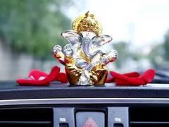 Vastu Tips: વાસ્તુ ટિપ્સ અનુસાર જાણો કારમાં કયા ભગવાનની મૂર્તિ લગાવવી જોઇએ ?