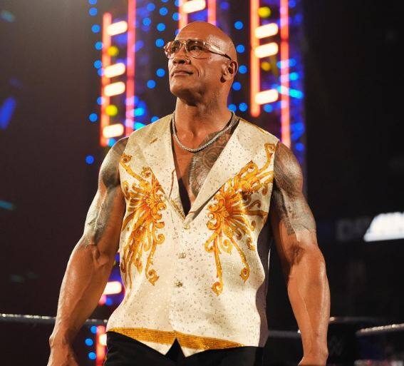 लिस्ट में तीसरे नंबर पर 'द रॉक' के नाम से फेमस हॉलीवुड एक्टर ड्वेन जॉनसन (Dwayne Johnson) का नाम शामिल है. 50 वर्षीय एक एक्टर की प्रॉपर्टी 800 मिलियन डॉलर बताई गई है.