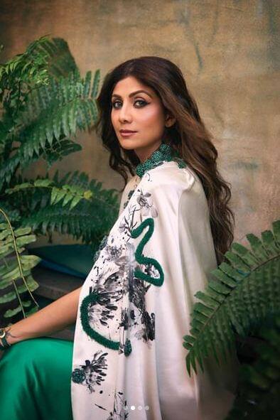 ਸ਼ਿਲਪਾ ਸ਼ੈੱਟੀ ਨਾ ਸਿਰਫ਼ ਆਪਣੇ ਫੈਸ਼ਨੇਬਲ ਲੁੱਕ ਕਾਰਨ ਲਾਈਮਲਾਈਟ 'ਚ ਰਹਿੰਦੀ ਹੈ ਸਗੋਂ ਆਪਣੀ ਫਿਟਨੈੱਸ ਕਾਰਨ ਲੋਕਾਂ 'ਚ ਚਰਚਾ ਦਾ ਵਿਸ਼ਾ ਵੀ ਬਣੀ ਰਹਿੰਦੀ ਹੈ।