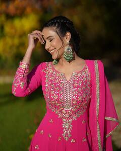 Jasmin Bhasin: जास्मिन भसीनचा ग्लॅमरस लूक; ब्लॅक ड्रेसमध्ये दिसतेय खास!