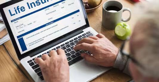 ਇਸ ਦੇ ਨਾਲ ਹੀ ਸਰਕਾਰੀ ਮੁਲਾਜ਼ਮਾਂ ਦਾ ਬੀਮਾ ਵੀ ਸਰਕਾਰ ਵੱਲੋਂ ਕੀਤਾ ਜਾਂਦਾ ਹੈ। ਭਾਵ ਕਿ ਸਰਕਾਰੀ ਮੁਲਾਜ਼ਮਾਂ ਨੂੰ ਇਸ ਲਈ ਕੋਈ ਵੱਖਰੀ ਪਾਲਿਸੀ ਲੈਣ ਦੀ ਲੋੜ ਨਹੀਂ ਹੈ।