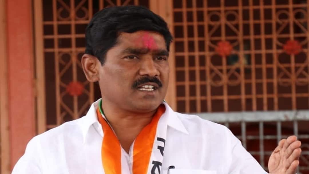 मोठी बातमी : बजरंग सोनवणे पुन्हा निवडणुकीच्या मैदानात, दादांची राष्ट्रवादी सोडत साहेबांची 'तुतारी' हाती? Bajrang Sonwane resigned from Ajit Pawar NCP join Sharad Pawar group Bajrang Sonwane contest Lok Sabha Election from Beed Lok Sabha constituency मोठी बातमी : बजरंग सोनवणे पुन्हा निवडणुकीच्या मैदानात, दादांची राष्ट्रवादी सोडत साहेबांची 'तुतारी' हाती?