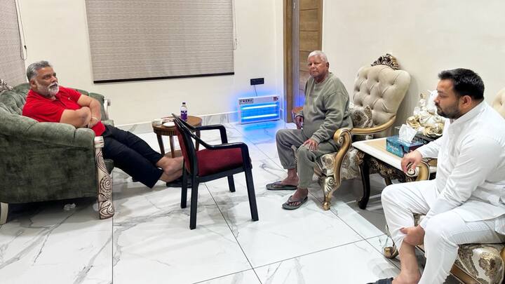 जन अधिकार पार्टी के अध्यक्ष और पूर्व सांसद पप्पू यादव ने लालू-तेजस्वी से मुलाकात की है. मिलने के बाद पप्पू यादव ने कहा कि हमेशा मुलाकात होती रही है. हमारे और लालू यादव में कभी राजनीतिक रिश्ता नहीं रहा.