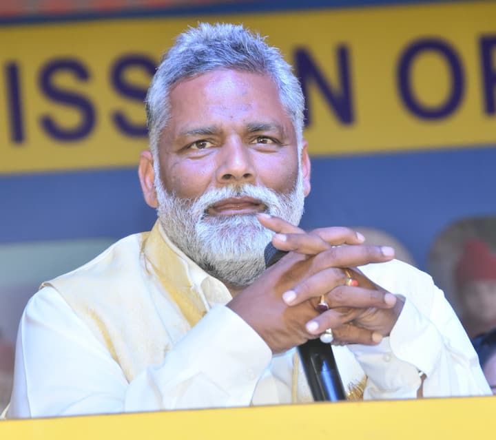 पप्पू यादव अपने बेटे सार्थक रंजन के साथ कांग्रेस में शामिल हो गए. न सिर्फ शामिल हुए बल्कि अपनी जनअधिकार पार्टी का विलय भी कांग्रेस में कर लिया. उन्होंने राहुल गांधी और प्रियंका गांधी की तारीफ की. (फाइल फोटो)