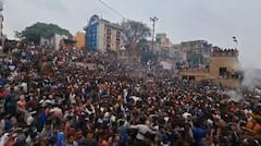 काशी में जलती चिताओं के सामने खेली गई मसाने की होली, बनारस के घाट पर उमड़ी भीड़