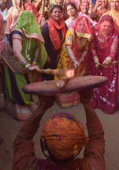 Holy 2024: ब्रज में फाग उत्सव की धूम, लठमार होली दुनिया भर में मशहूर है, देखें तस्वीरें