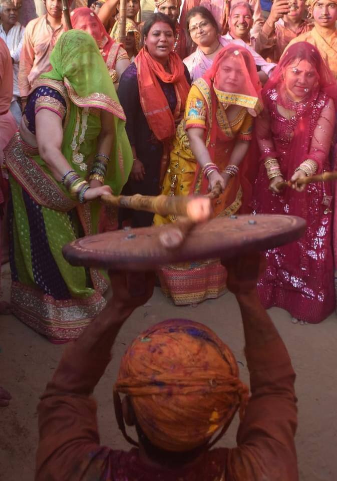 होली के उत्सव की अगर धूम आपको देखनी है तो आपको ब्रज क्षेत्र में आना होगा क्योंकि जैसी होली ब्रज में खेली जाती है दुनिया में और कहीं आपको देखने को नहीं मिलेगी.