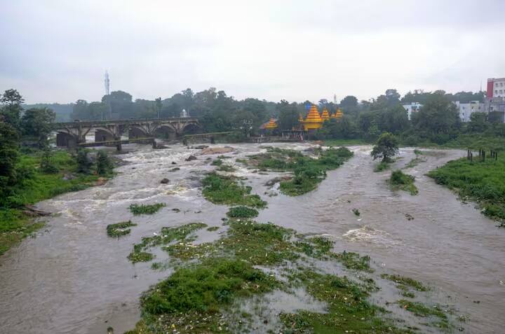 પર્વતીય રાજ્યોમાં હજુ પણ શિયાળો યથાવત છે. દેશના પૂર્વી રાજ્યો પશ્ચિમ બંગાળ, ઓડિશા, છત્તીસગઢ અને ઝારખંડના ઘણા ભાગોમાં વાવાઝોડું, ભારે વરસાદ તેમજ વીજળી અને કરા પડ્યા છે.
