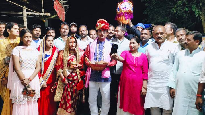 अशोक महतो ने कहा कि जेल से जब हम निकले तो लोगों का हमें समर्थन मिला. हम चुनाव नहीं लड़ सकते हैं और मेरी शादी की चर्चा पहले से ही चल रही थी.