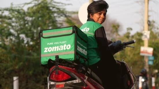 Zomato कडून शाकाहारींसाठी 'Pure Veg Fleet' सर्व्हिस सुरु; सोशल मीडियावर होतेय सडकून टीका