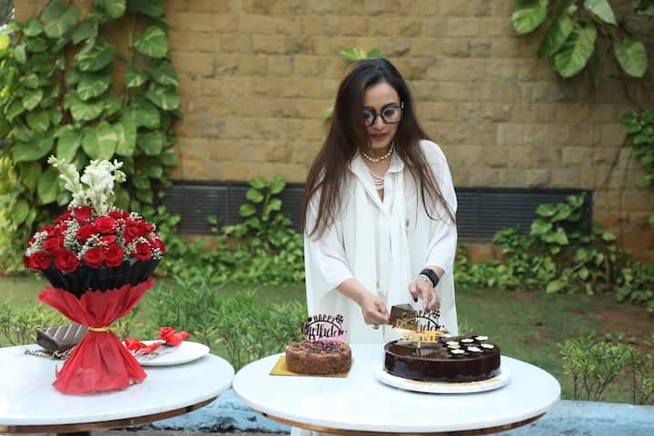 The special thing about Rani Mukherjee's look was that she wore a neckpiece in the name of her daughter Adira.  On the occasion of Rani Mukherjee's birthday, the paparazzi gave her cake and flowers.  The queen also cut the cake.