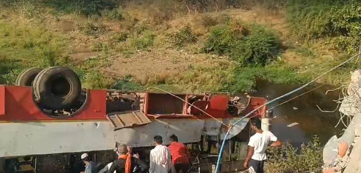 बसमध्ये अडकलेल्या जखमी प्रवाशांना तात्काळ बाहेर काढून, त्यांना खाजगी गाड्यांमधून रुग्णालयात दाखल करण्यात आले. (Photo Credit : Reporter/Parbhani)