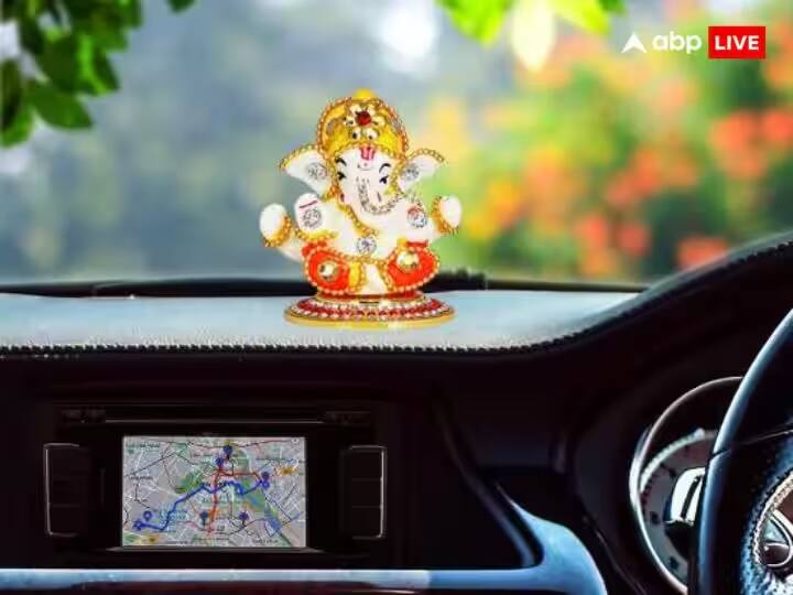 જો તમે કારના ડેશબોર્ડ પર કોઈપણ ભગવાનની મૂર્તિ સ્થાપિત કરવા માંગતા હોવ તો તમે ભગવાન ગણેશની બે બાજુની મૂર્તિ પણ સ્થાપિત કરી શકો છો.ભગવાન ગણેશની પીઠ જોવી શુભ નથી, તેથી જ રાખો આ મૂર્તિનો પ્રકાર.