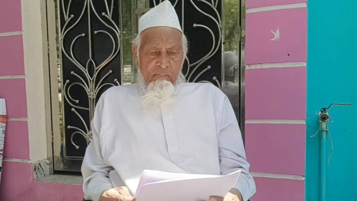 Uttarakhand court recognized 80 year old man democracy fighter after 40 years mahoba ann UP News: इमरजेंसी में गए थे जेल, कोर्ट ने 40 साल बाद दिया 'लोकतंत्र सेनानी' का दर्जा