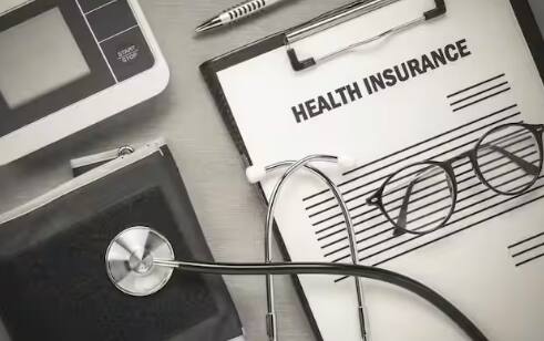 ਸਰਕਾਰੀ ਨੌਕਰੀ ਵਿੱਚ ਤੁਹਾਨੂੰ ਇਲਾਜ ਕਰਵਾਉਣ ਲਈ ਪੈਸਿਆਂ ਦੀ ਚਿੰਤਾ ਨਹੀਂ ਕਰਨੀ ਪੈਂਦੀ। ਸਰਕਾਰ ਤੁਹਾਨੂੰ ਅਤੇ ਤੁਹਾਡੇ ਪਰਿਵਾਰ ਨੂੰ ਮੁਫ਼ਤ ਡਾਕਟਰੀ ਸਹੂਲਤਾਂ ਪ੍ਰਦਾਨ ਕਰਦੀ ਹੈ।