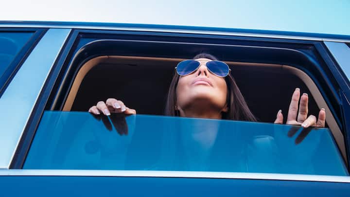 अगर आप भी ऐसा करने की सोच रहे हैं तो सावधान हो जाइए, क्योंकि सनरूफ के मजे आपको भारी पड़ सकते हैं.