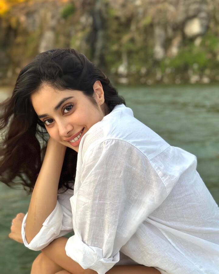 अगर आप होली पार्टी में कम्फर्टेबल और कैजुअल लुक रखना चाहती हैं, तो आप इस तरह की व्हाइट लिनेन शर्ट को ब्लू डेनिम या शॉर्ट्स के साथ पहन सकती हैं.