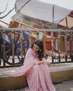 Jasmin Bhasin: जास्मिन भसीनचा ग्लॅमरस लूक; ब्लॅक ड्रेसमध्ये दिसतेय खास!