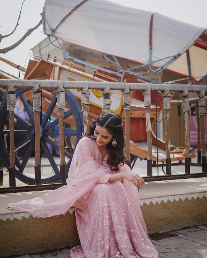 जॅस्मिननं तिच्या नुकतेच तिच्या खास लूकमधील फोटो शेअर केले आहेत. (photo:jasminbhasin2806/ig)