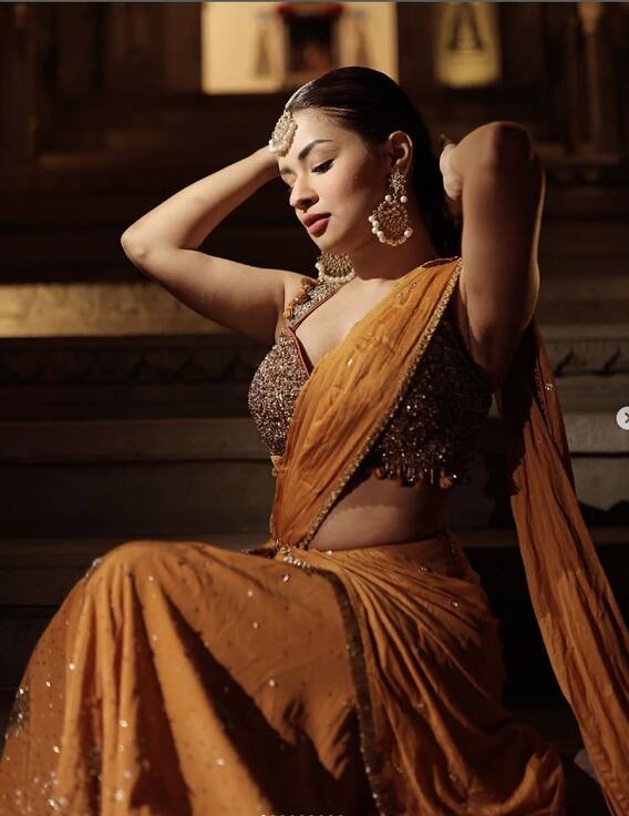 ડાર્ક યલો સાડીમાં અવનીત કૌરે આપ્યા ટ્રેડિશનલ પૉઝ