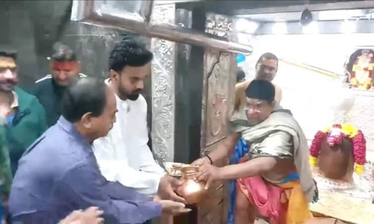 KL Rahul taking blessings from Mahakaleshwar Temple in Ujjain ahead of IPL 2024 latest sports news IPL 2024 सीजन शुरू होने से पहले महाकाल के दर पर पहुंचे केएल राहुल, सोशल मीडिया पर वायरल हुआ फोटो