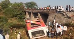 Parbhani Bus Accident : परभणी जिल्ह्यात भीषण अपघात, पुलावरून बस कोसळली...