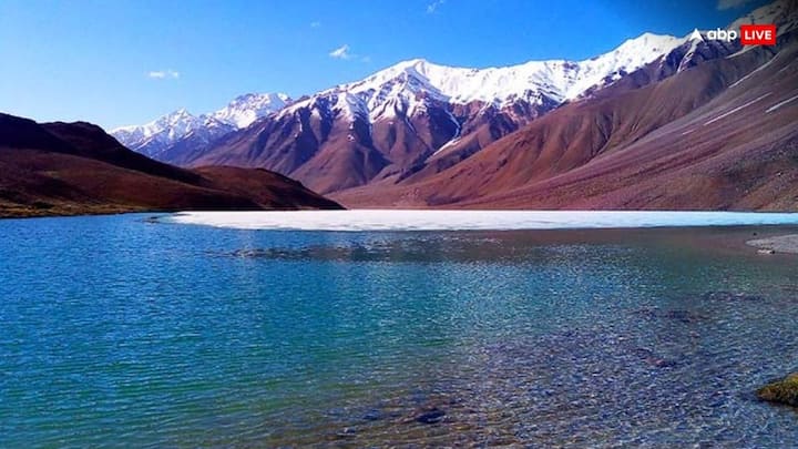 Chandratal Lake: शिमला, कुल्लू मनाली और धर्मशाला जैसे टूरिस्ट प्लेस के लिए मशहूर हिमाचल प्रदेश की चंद्रताल झील रहस्यों से भरी है. यह अपनी सुंदरता के साथ-साथ कई रहस्यों के लिए भी जानी जाती है.